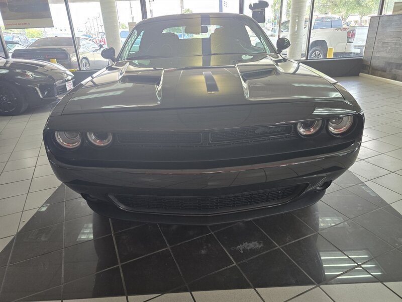 Used 2019 Dodge Challenger SXT w/ Blacktop Package RWD image 2
