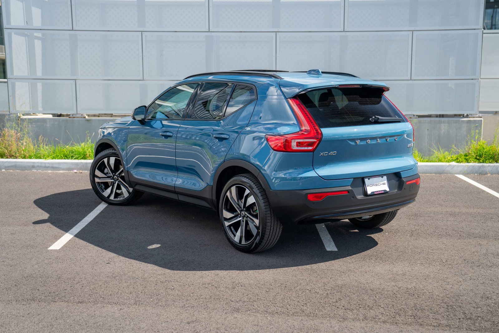 Used 2023 Volvo XC40 B5 Ultimate w/ Protection Package Premier AWD/4WD image 3