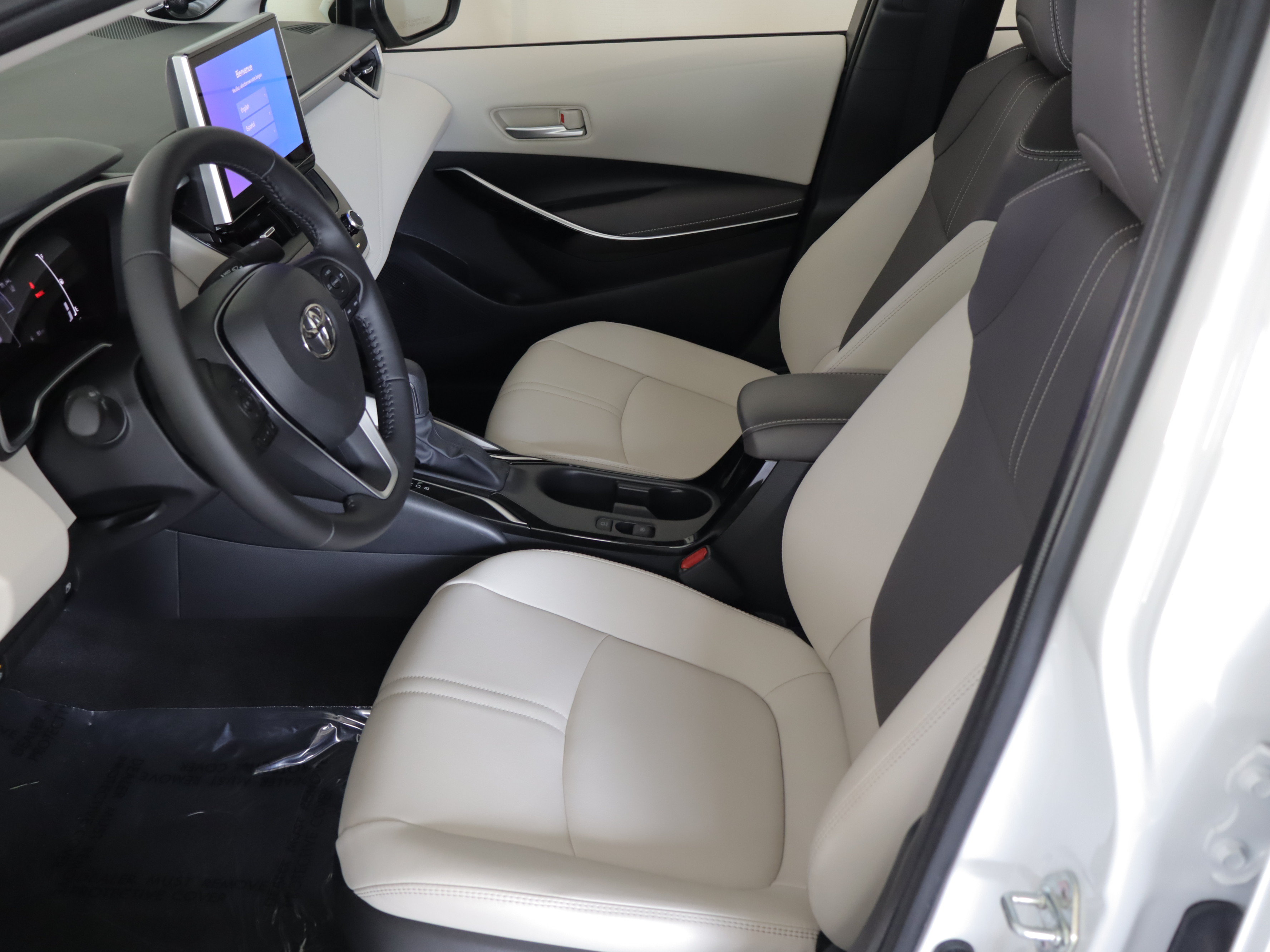 Used 2025 Toyota Corolla XLE FWD image 8