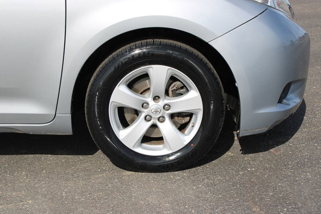 Used 2015 Toyota Sienna LE image 12