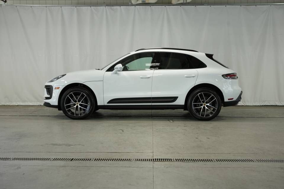 Certified 2025 Porsche Macan AWD/4WD image 2