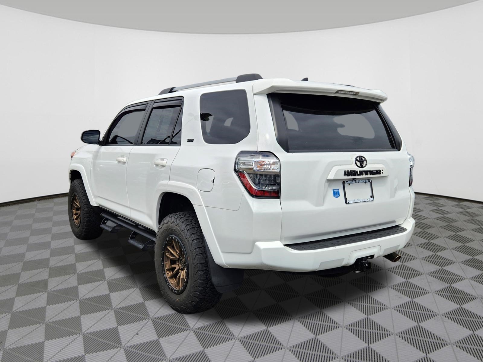 Used 2022 Toyota 4Runner SR5 AWD/4WD image 3