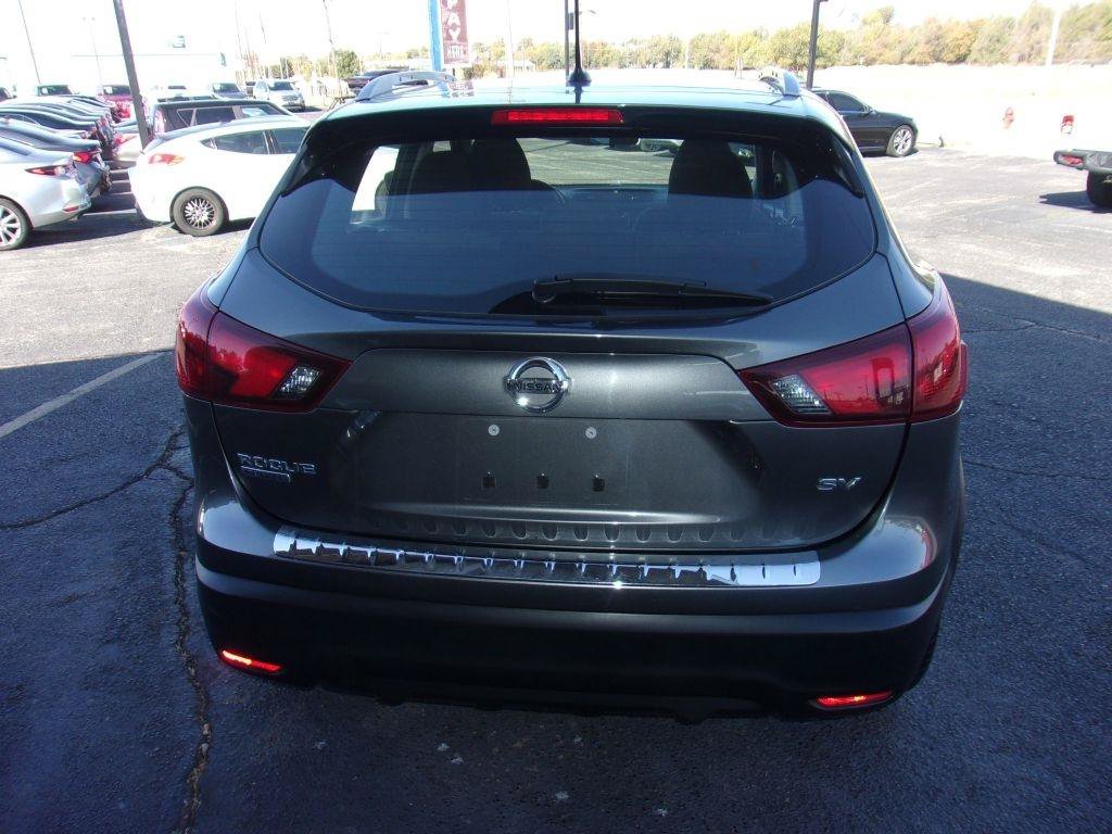 Used 2018 Nissan Rogue Sport SV w/ SV Technology Package FWD image 5