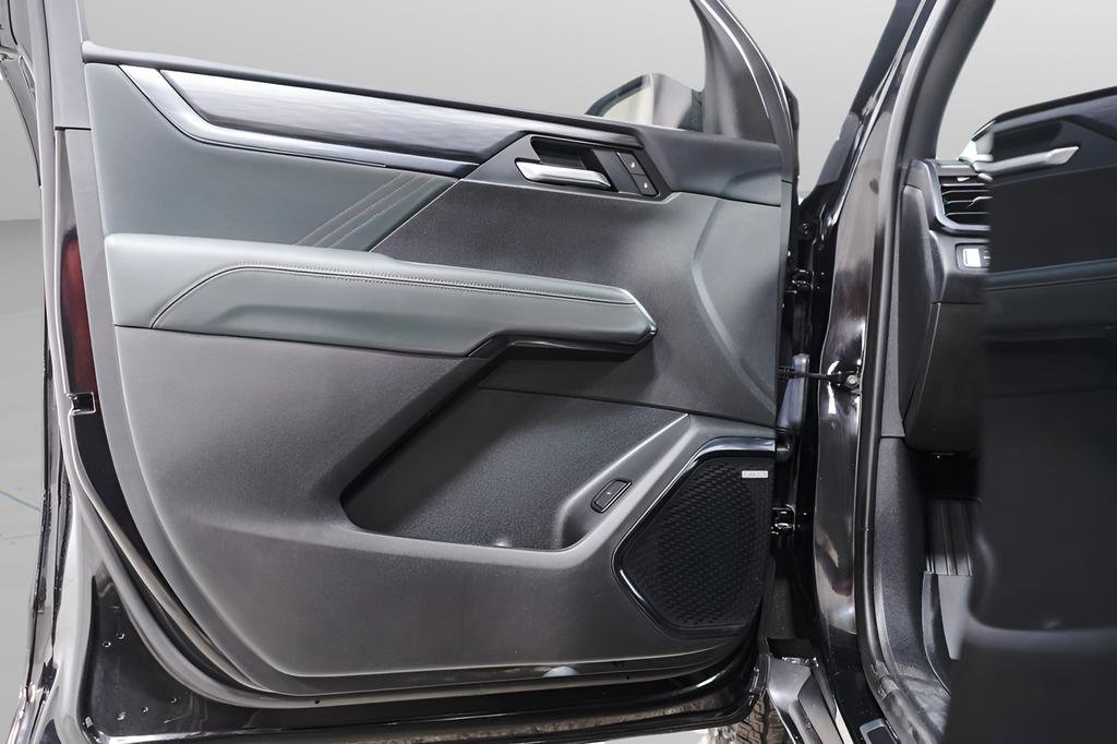 Used 2025 GMC Acadia AT4 w/ Luxury Package image 24