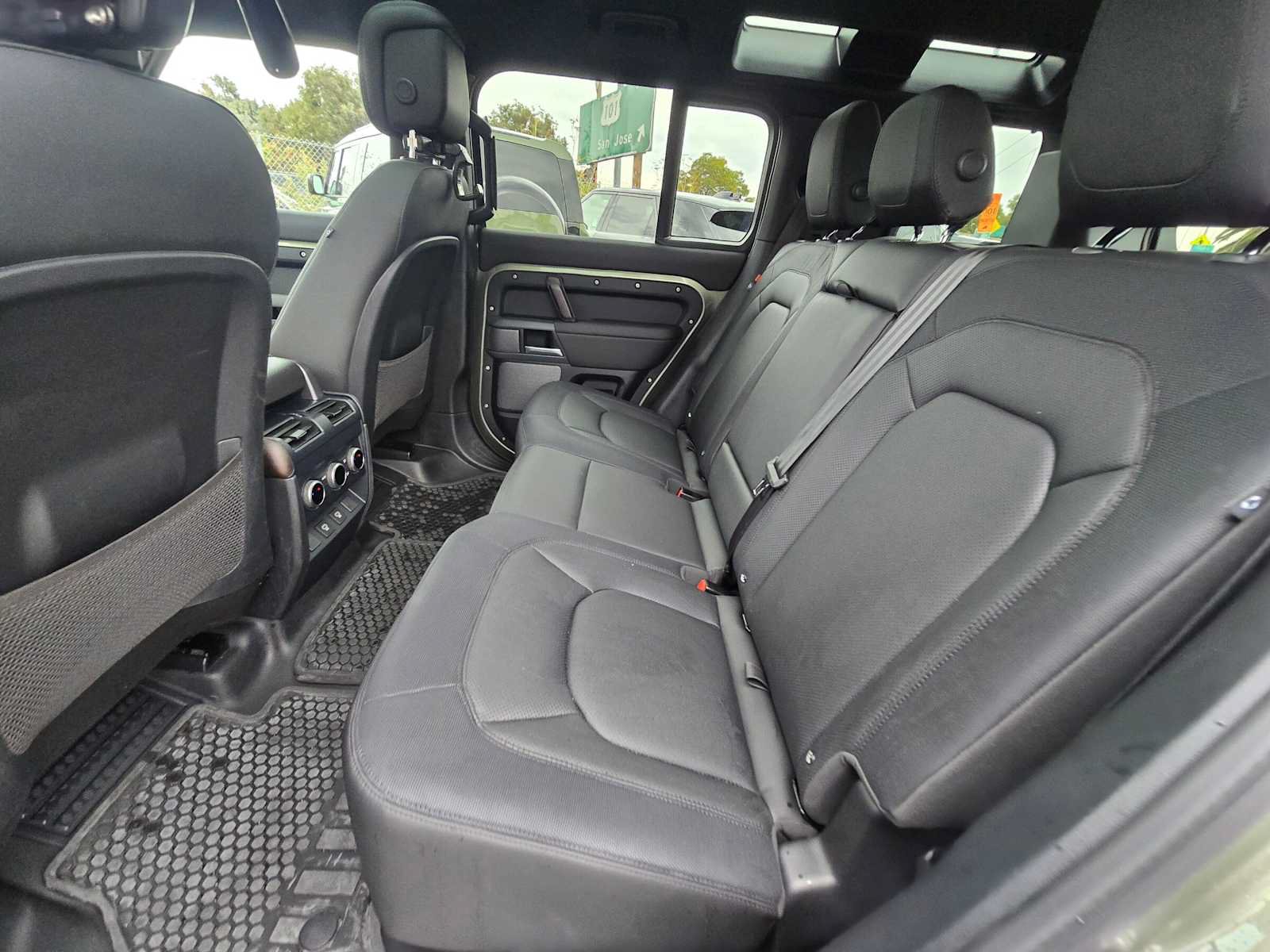 Used 2024 Land Rover Defender 110 X-Dynamic SE AWD/4WD image 17