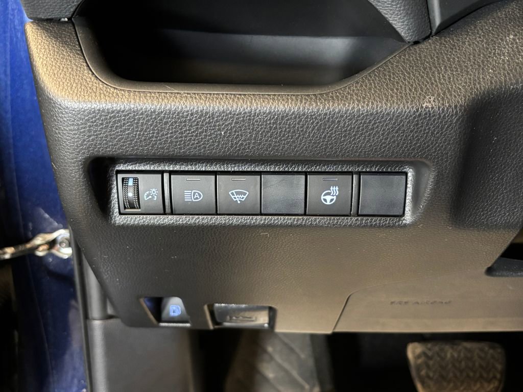 Used 2020 Toyota RAV4 XLE w/ XLE Grade Weather Package AWD/4WD image 17