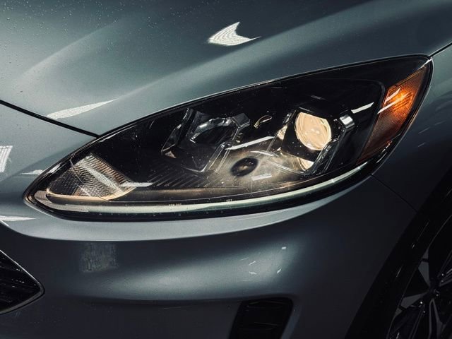 Used 2022 Ford Escape SE w/ SE Sport Appearance Package image 2