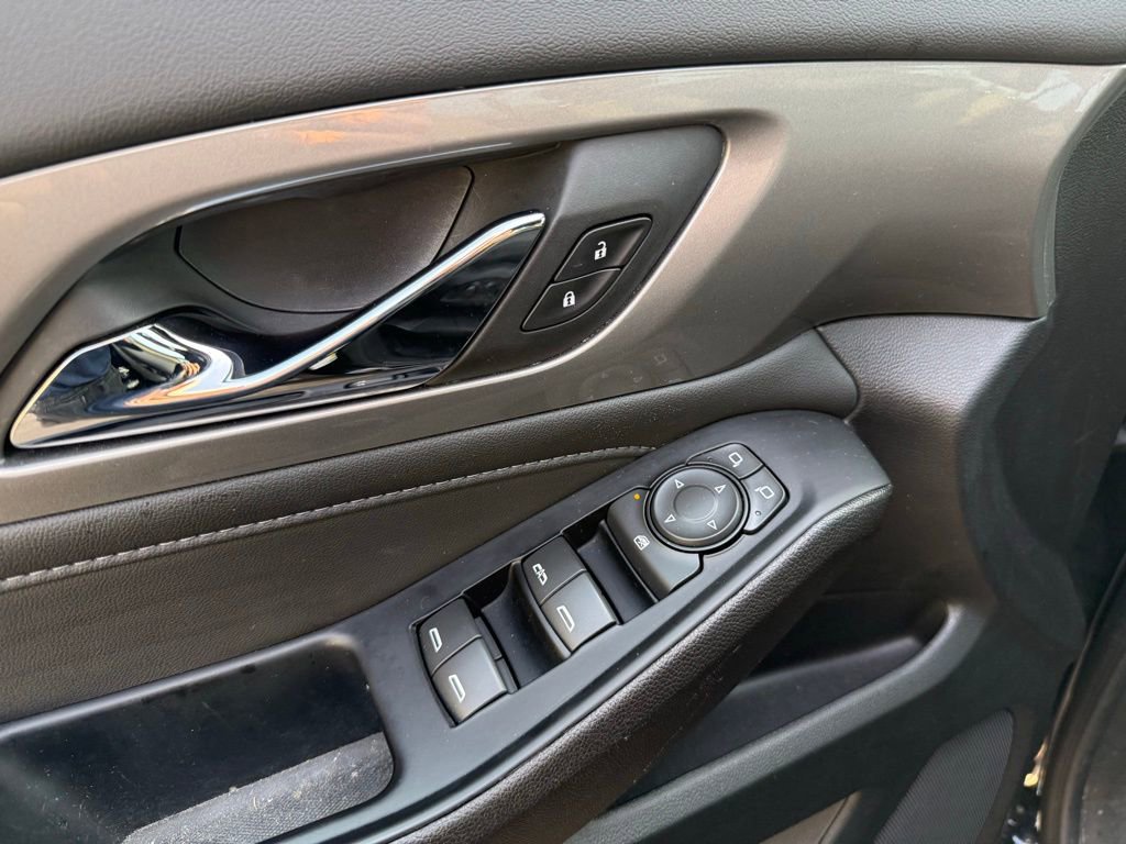 Used 2023 Chevrolet Traverse LT w/ Rear Camera Mirror Package image 7