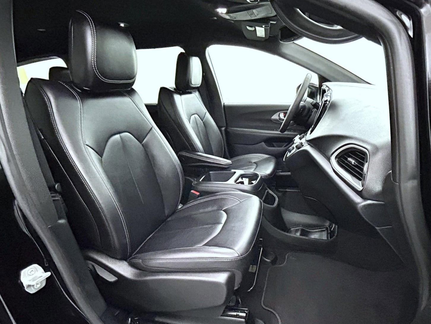 Used 2025 Chrysler Pacifica Select FWD image 15