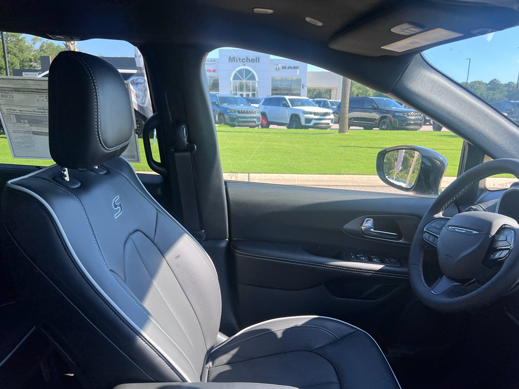 New 2027 Chrysler Pacifica Limited w/ Family Tech Group FWD image 20