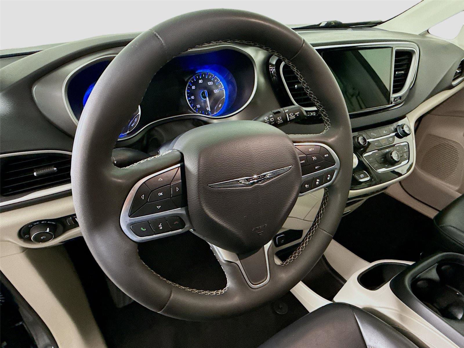 Used 2023 Chrysler Pacifica Touring-L image 5