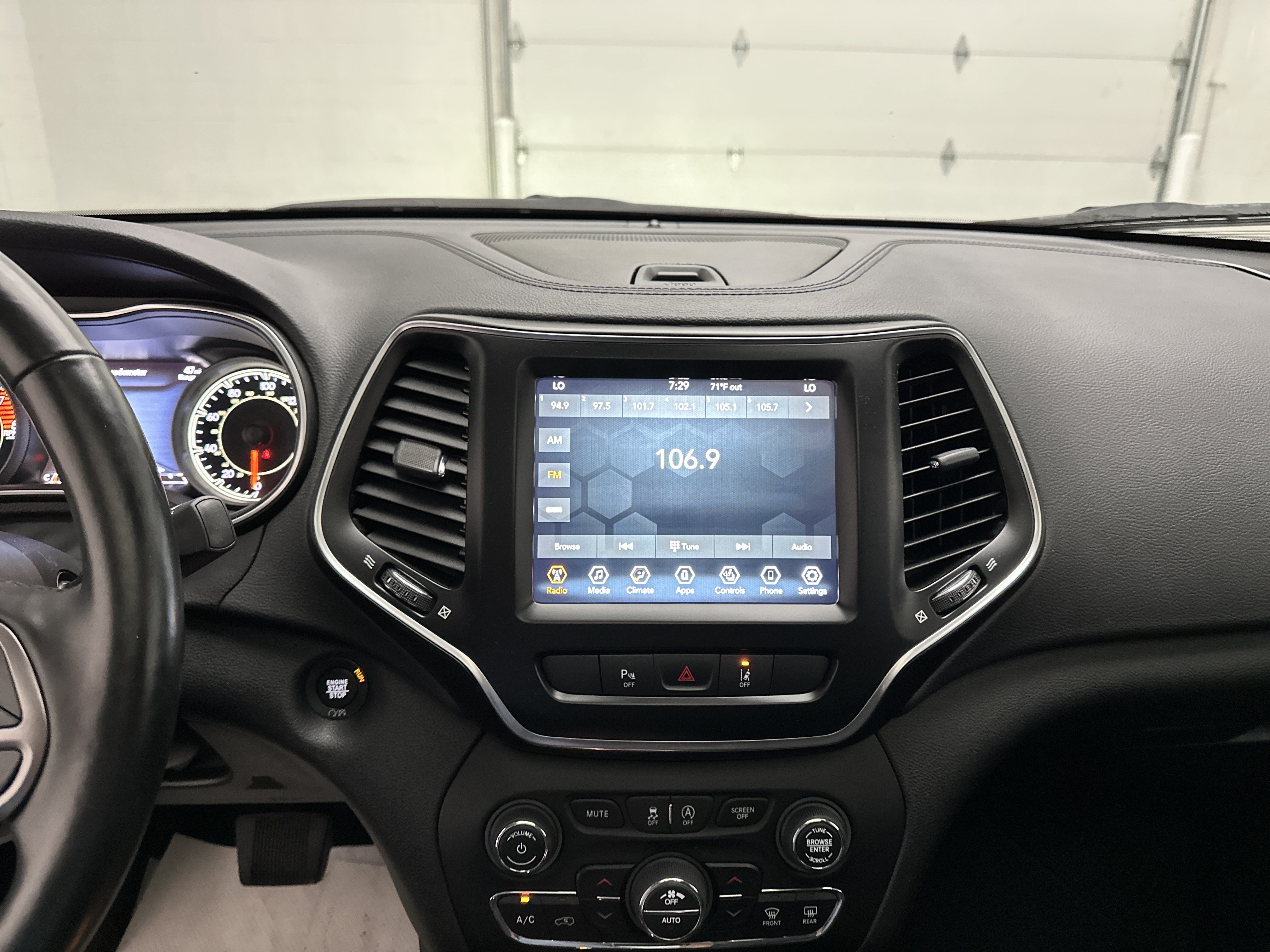 Used 2021 Jeep Cherokee Latitude Lux w/ Sun & Sound Group AWD/4WD image 31