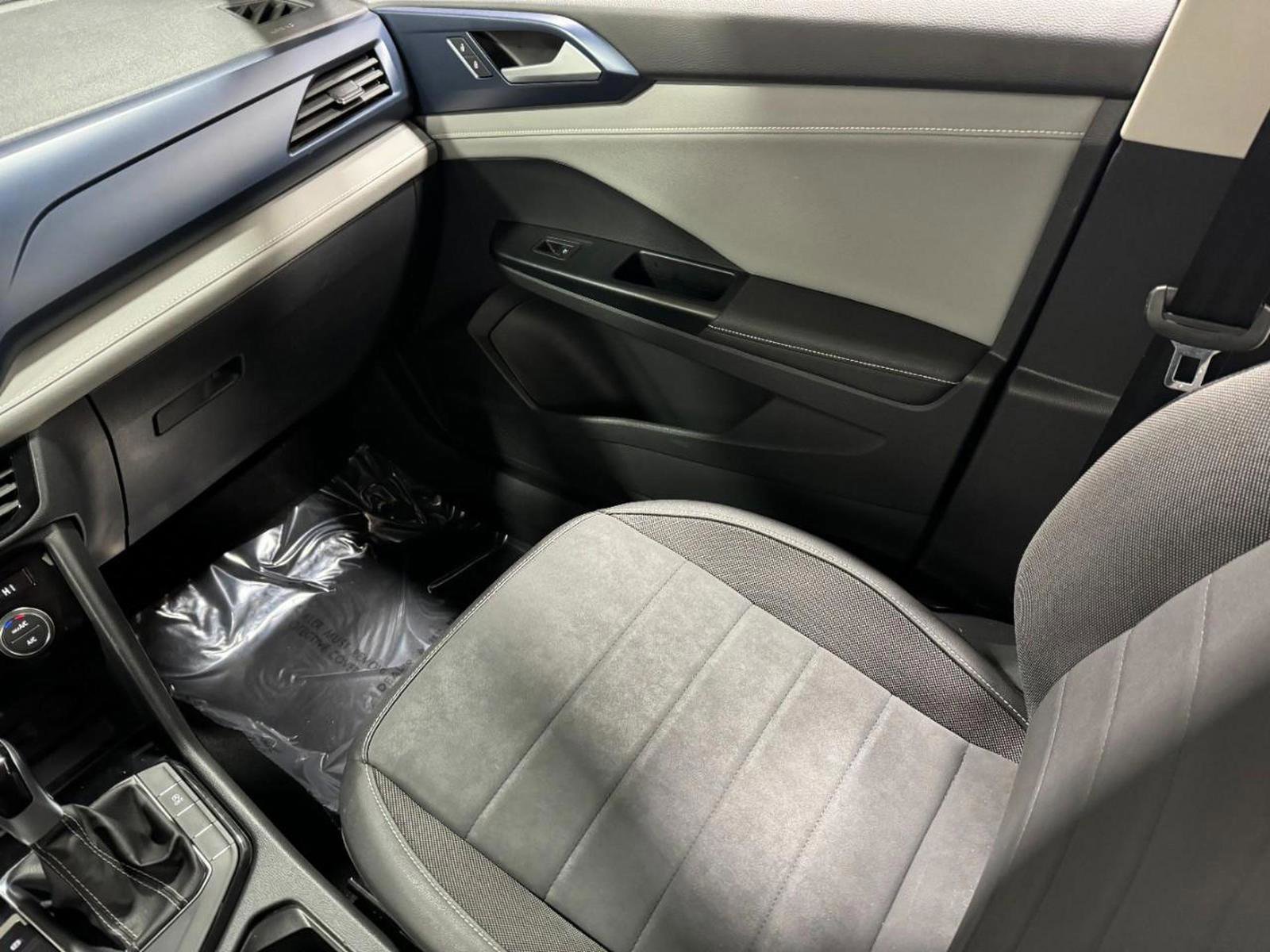 Used 2024 Volkswagen Taos SE image 17