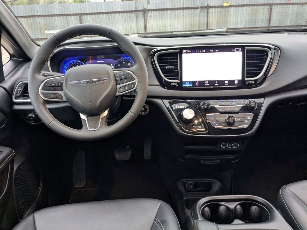 Used 2025 Chrysler Pacifica Select image 24