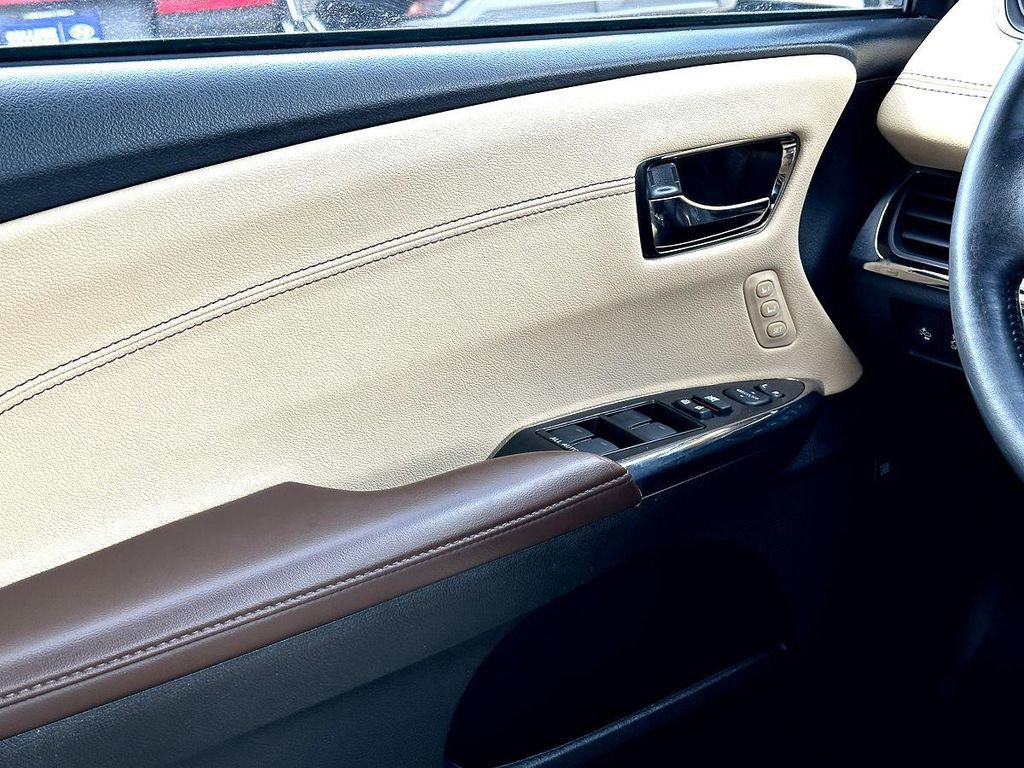 Used 2018 Toyota Avalon Limited image 29