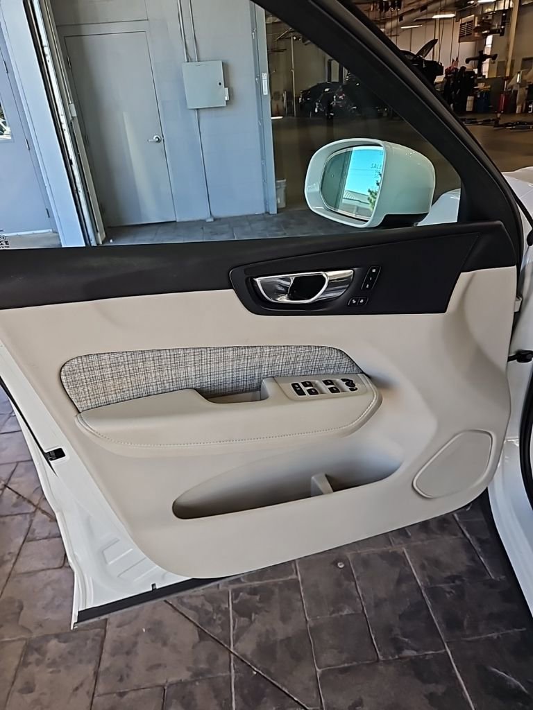 Used 2022 Volvo XC60 B5 Momentum image 26