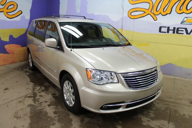 Used 2016 Chrysler Town & Country Touring w/ Driver Convenience Group FWD image 2