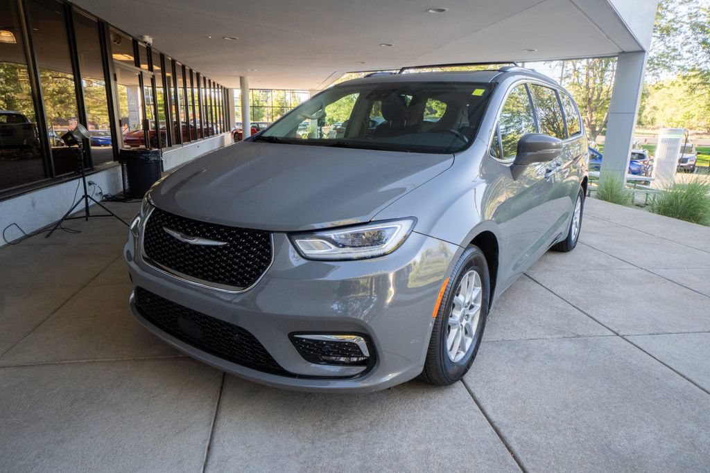 Used 2021 Chrysler Pacifica Touring-L w/ Uconnect Theater Family Group FWD image 3