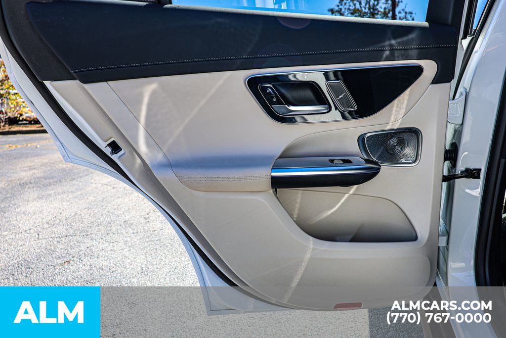 Used 2025 Mercedes-Benz GLC 300 4MATIC image 48