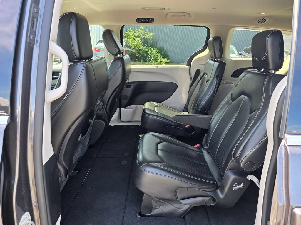 Used 2023 Chrysler Pacifica Touring-L FWD image 14