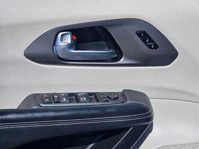 Used 2023 Chrysler Pacifica Touring-L image 11