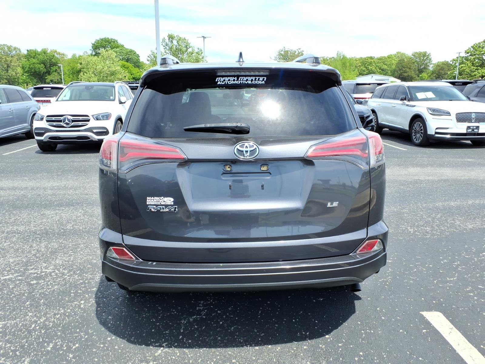 Used 2018 Toyota RAV4 LE FWD image 4