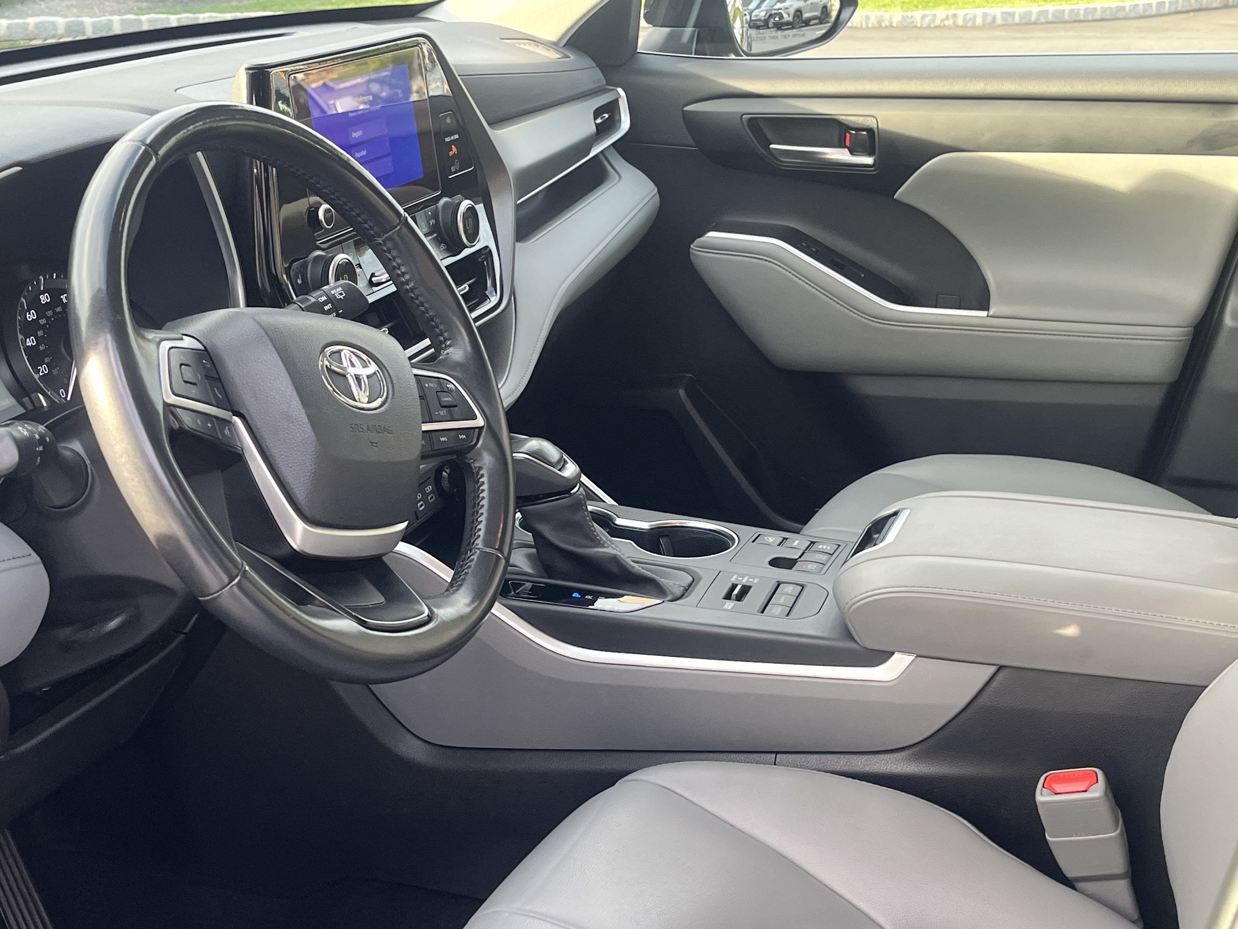 Used 2023 Toyota Highlander XLE AWD/4WD image 5