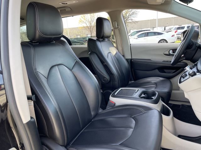 Used 2023 Chrysler Pacifica Touring-L image 25