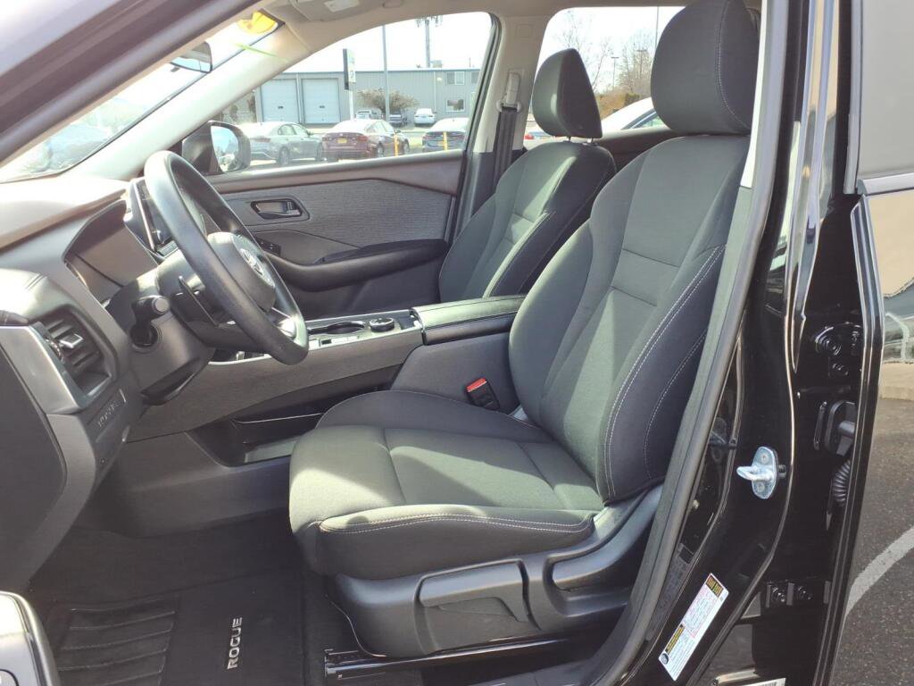 Used 2023 Nissan Rogue S image 11