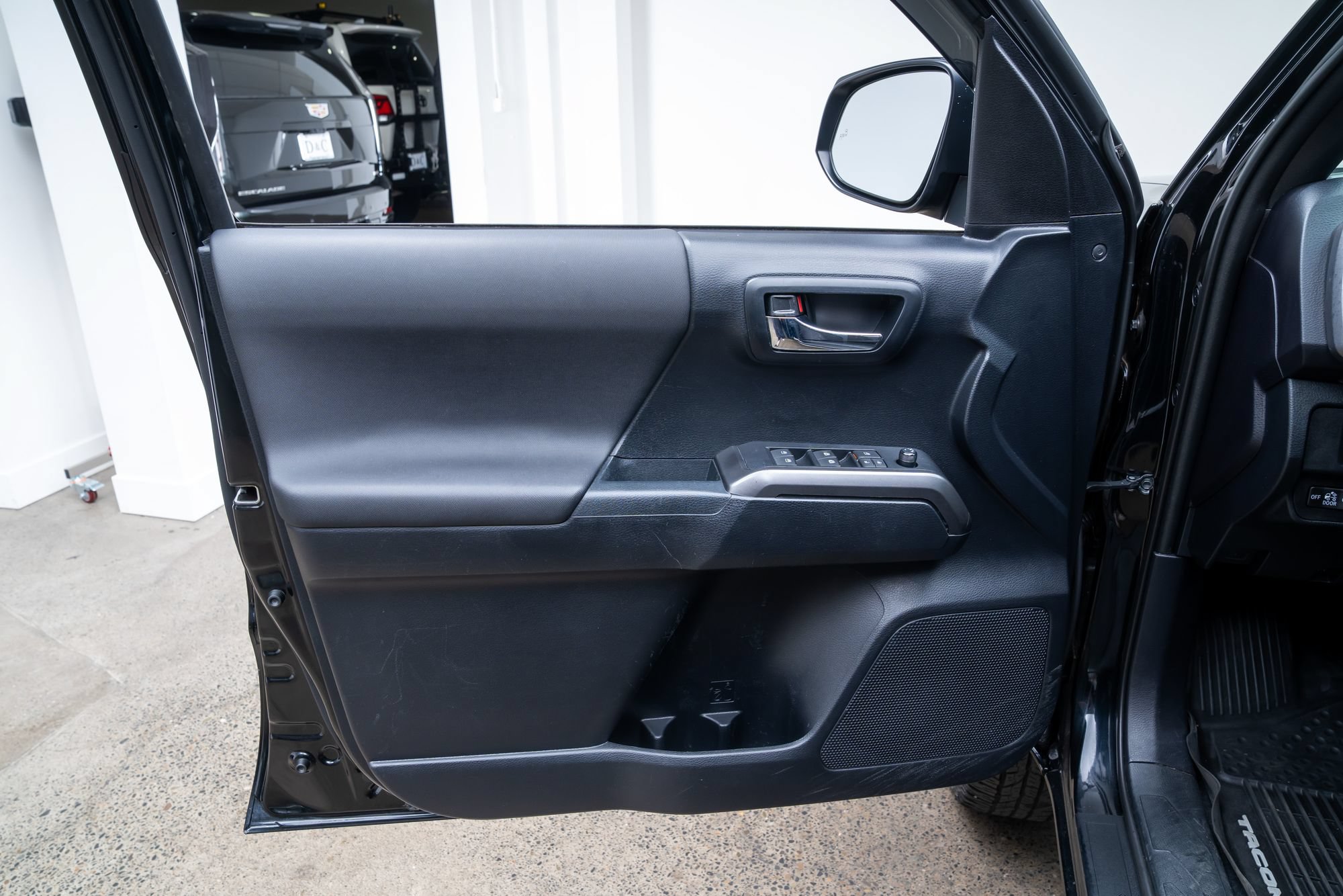 Used 2019 Toyota Tacoma TRD Off-Road w/ Technology Package AWD/4WD image 15