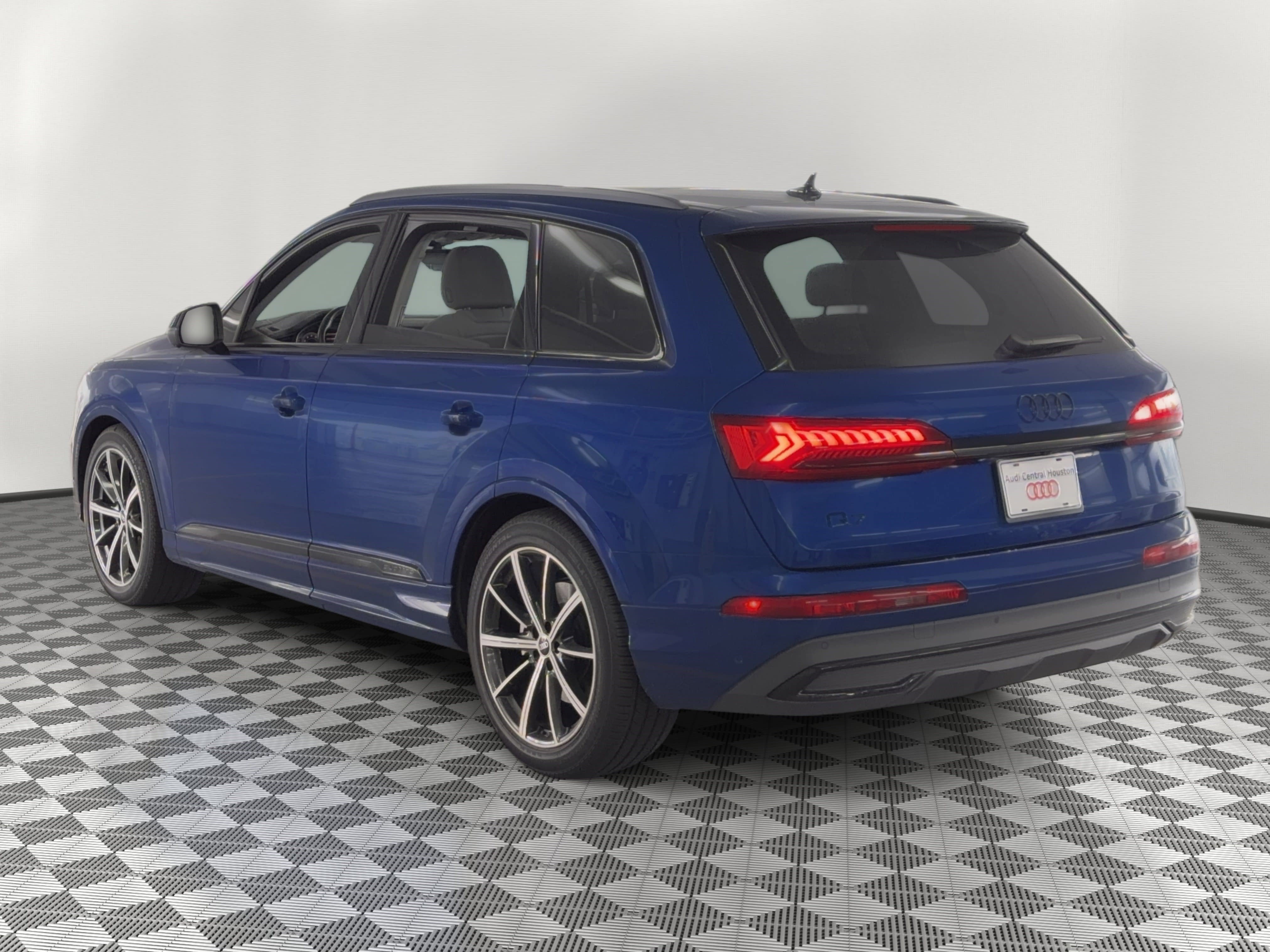Used 2023 Audi Q7 3.0T Prestige w/ Prestige Package image 3