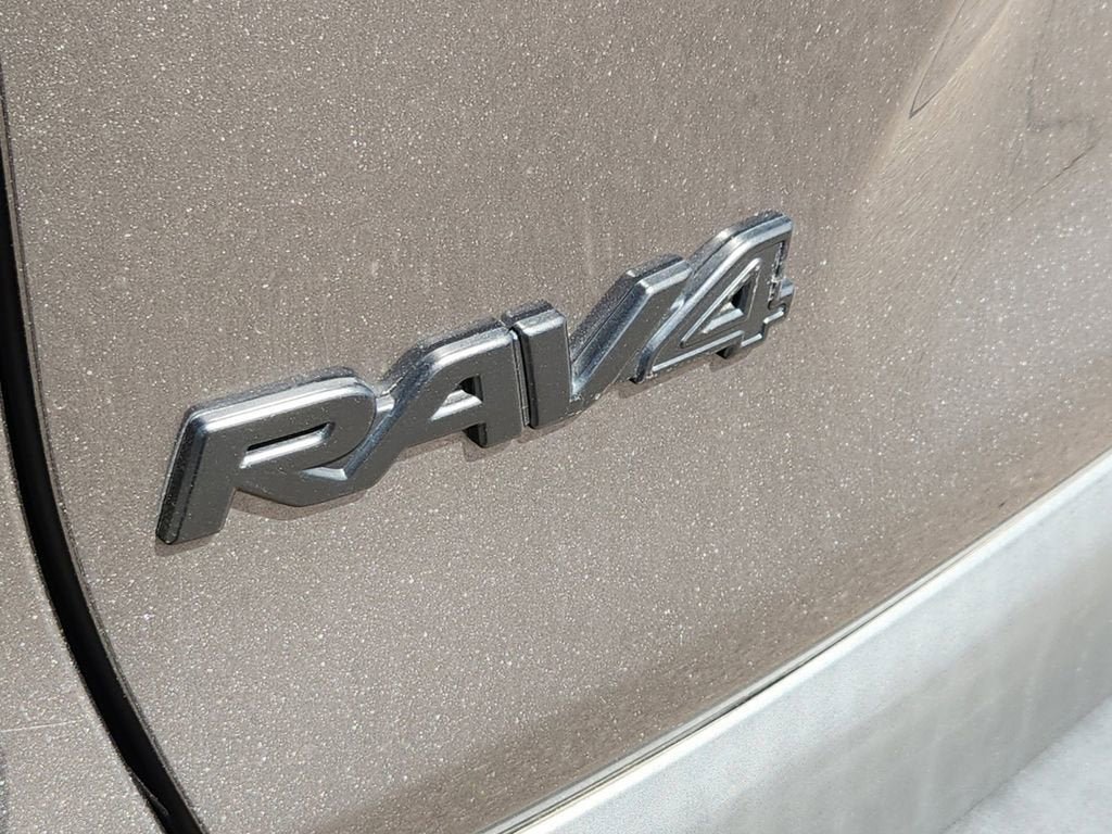 Used 2022 Toyota RAV4 XLE Premium image 16