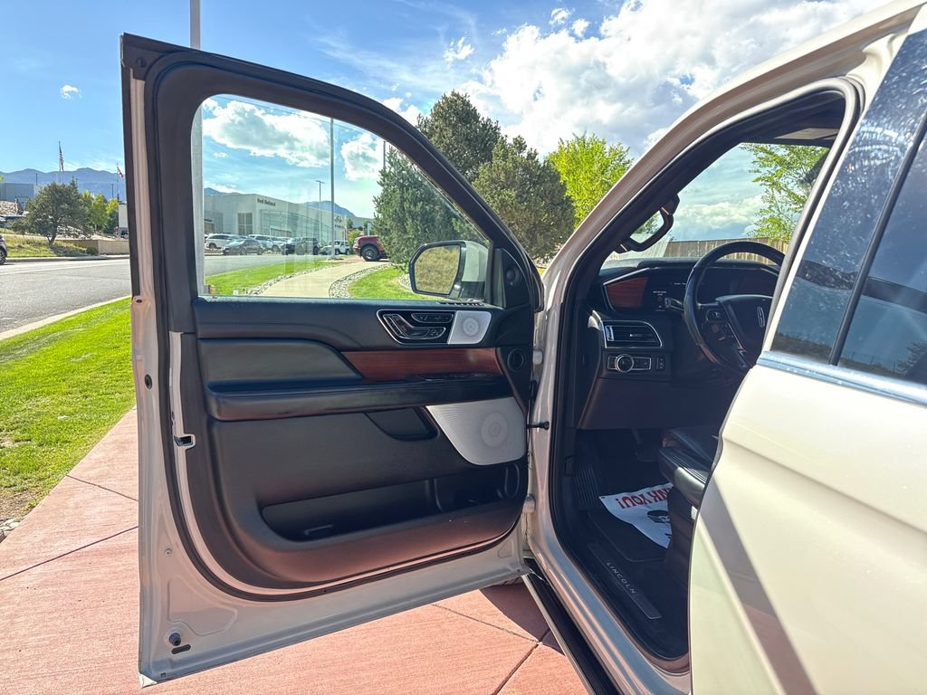 Certified 2021 Lincoln Navigator L Reserve AWD/4WD image 10