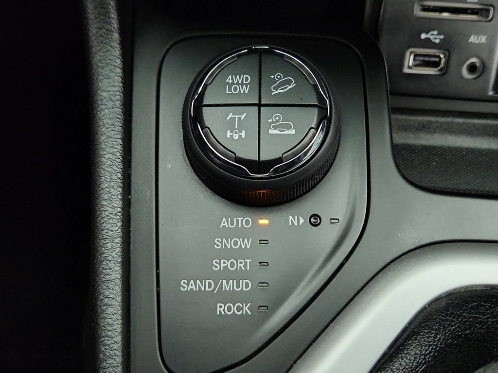 Used 2017 Jeep Cherokee Trailhawk w/ Comfort & Convenience Group AWD/4WD image 21