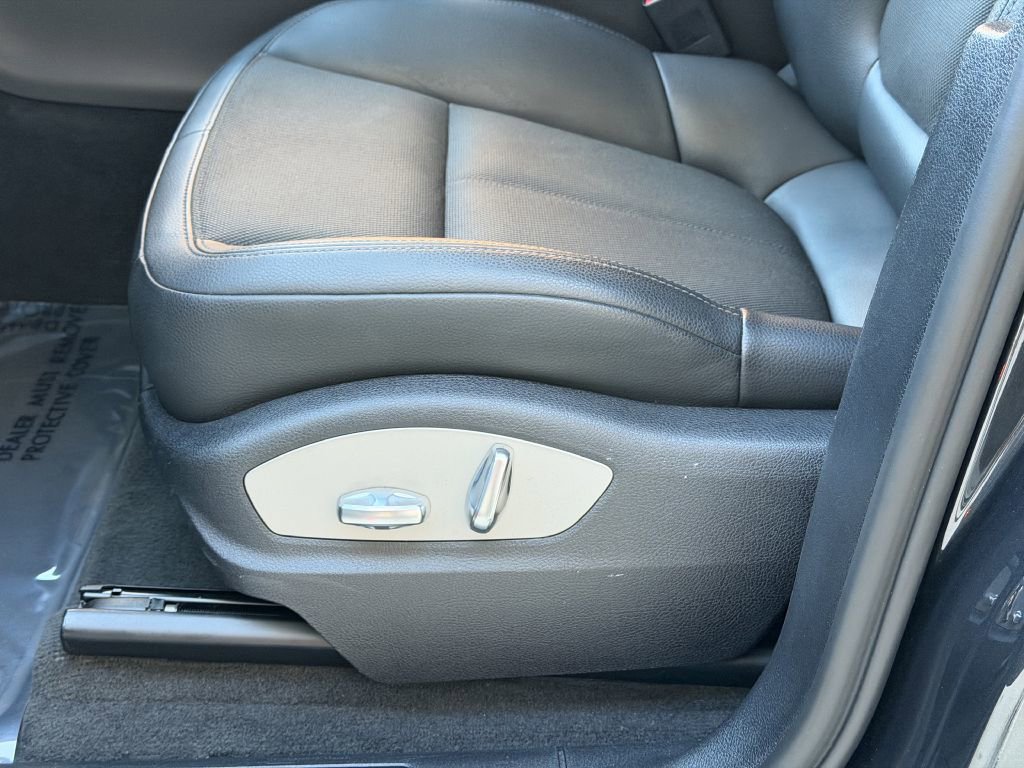 Used 2022 Porsche Macan w/ Premium Package image 30