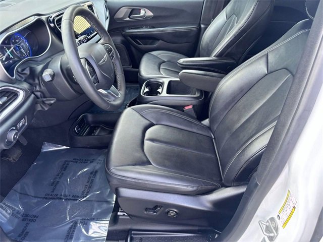 Used 2025 Chrysler Pacifica Select image 10
