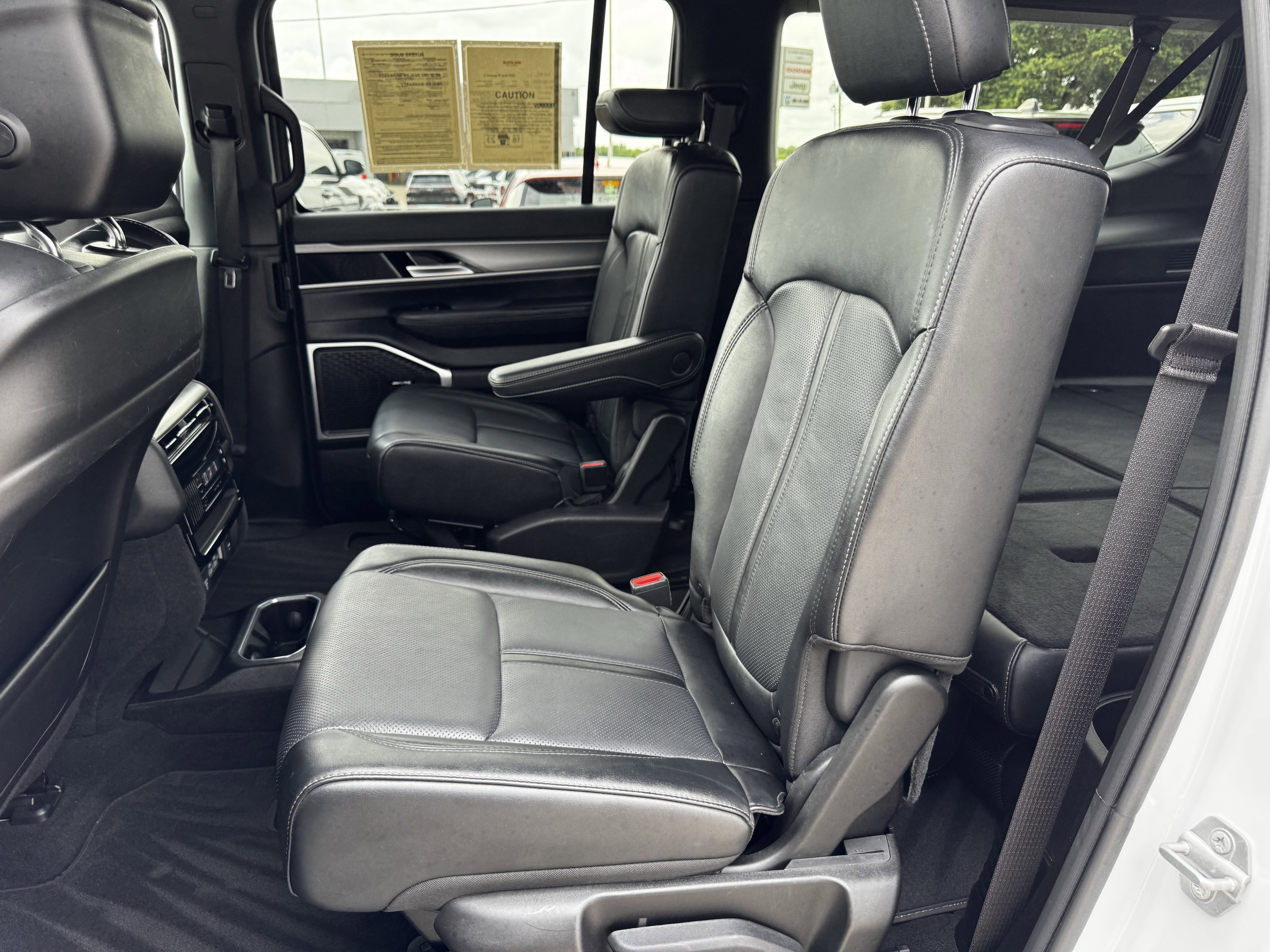 Used 2025 Jeep Wagoneer L Series II AWD/4WD image 30