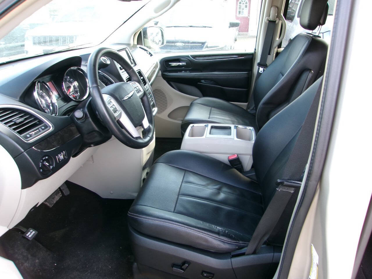 Used 2016 Chrysler Town & Country Touring FWD image 7