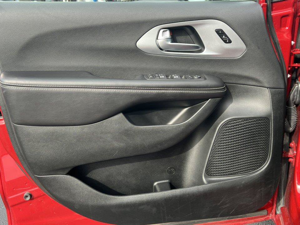 Used 2026 Chrysler Pacifica Limited FWD image 19