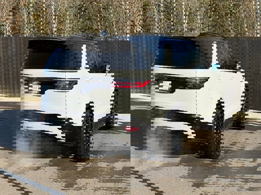 Certified 2025 Land Rover Discovery Dynamic SE image 6