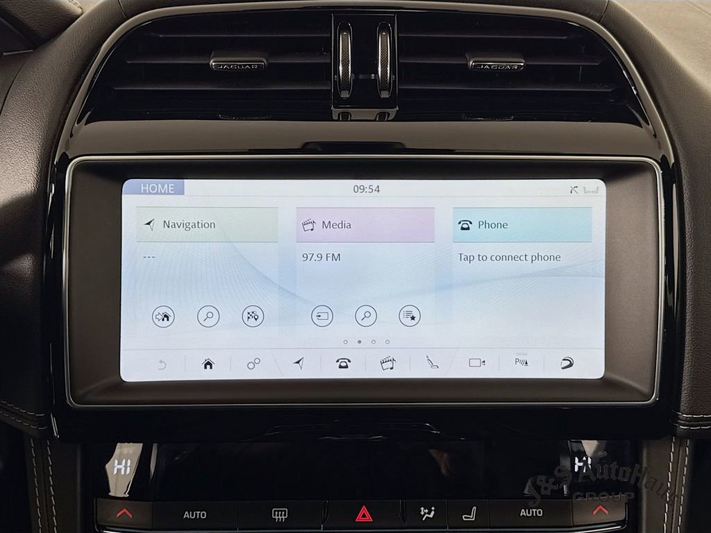 Used 2020 Jaguar F-PACE SVR image 17