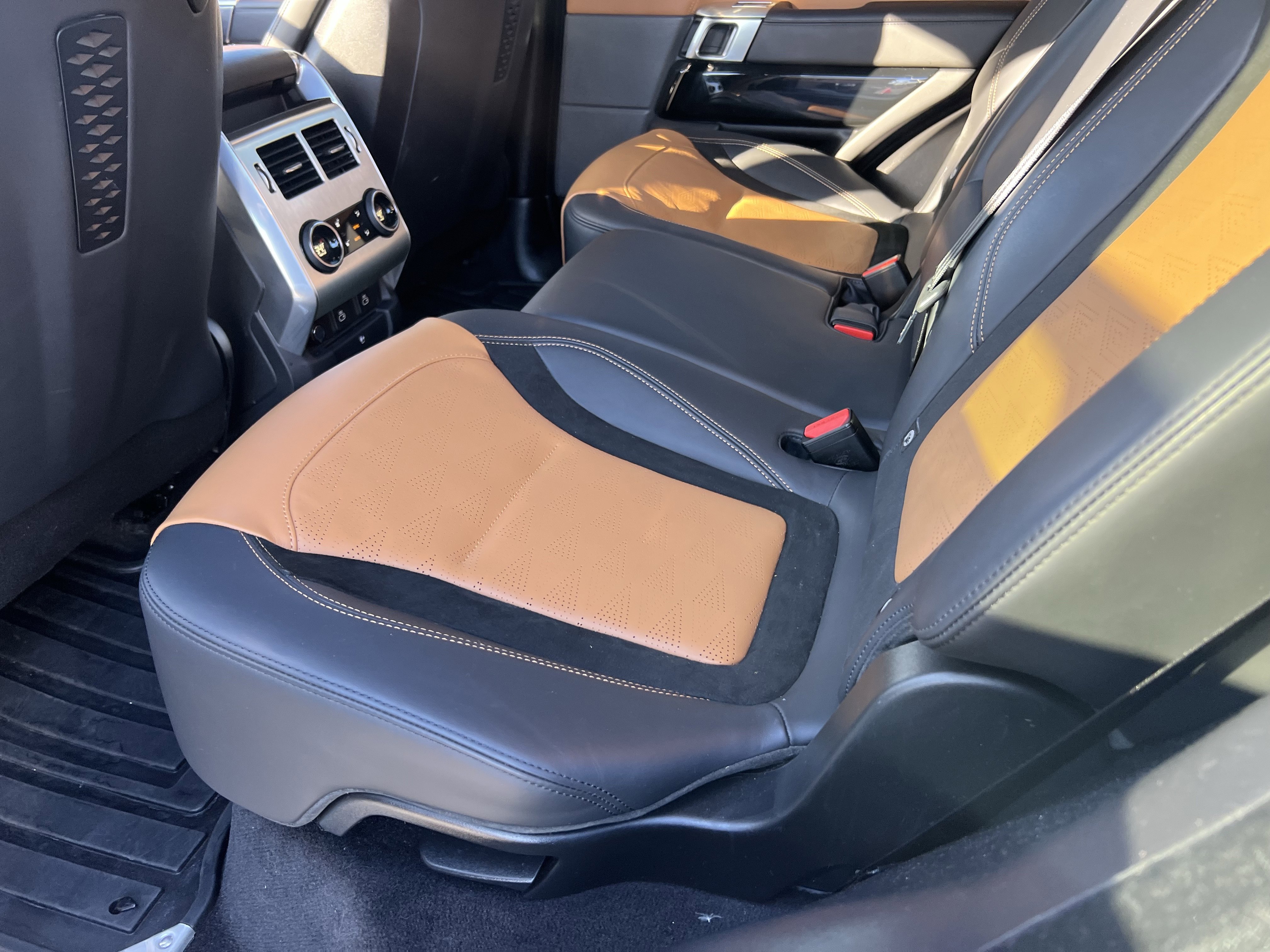 Certified 2022 Land Rover Range Rover Sport SVR image 33