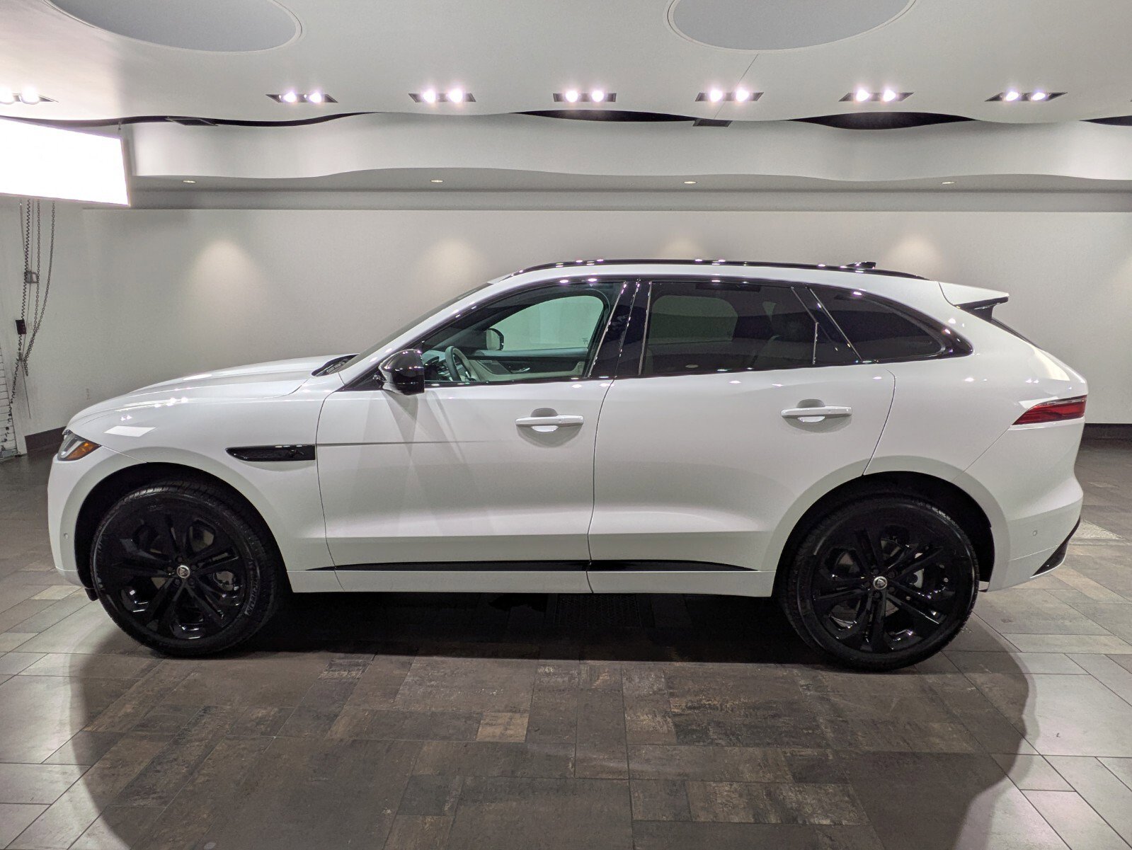 New 2026 Jaguar F-PACE R-Dynamic S image 3