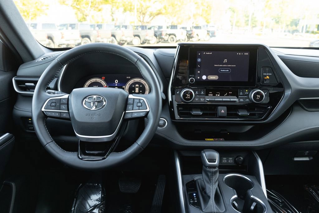 Certified 2025 Toyota Highlander XSE image 28