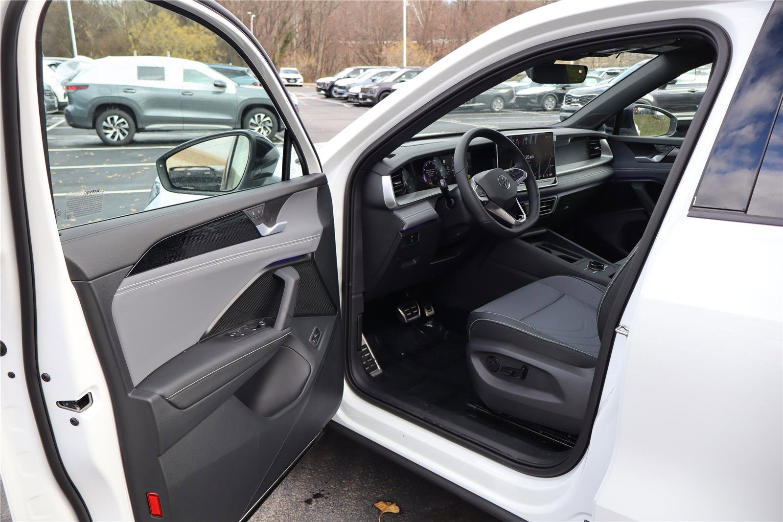 New 2026 Volkswagen Tiguan SE R-Line image 11