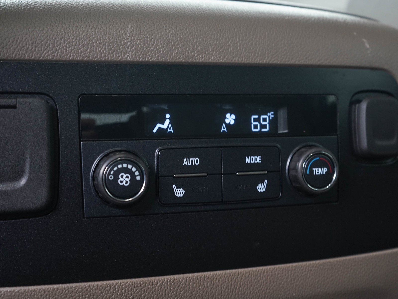 Used 2020 Chevrolet Tahoe LT w/ Luxury Package AWD/4WD image 17