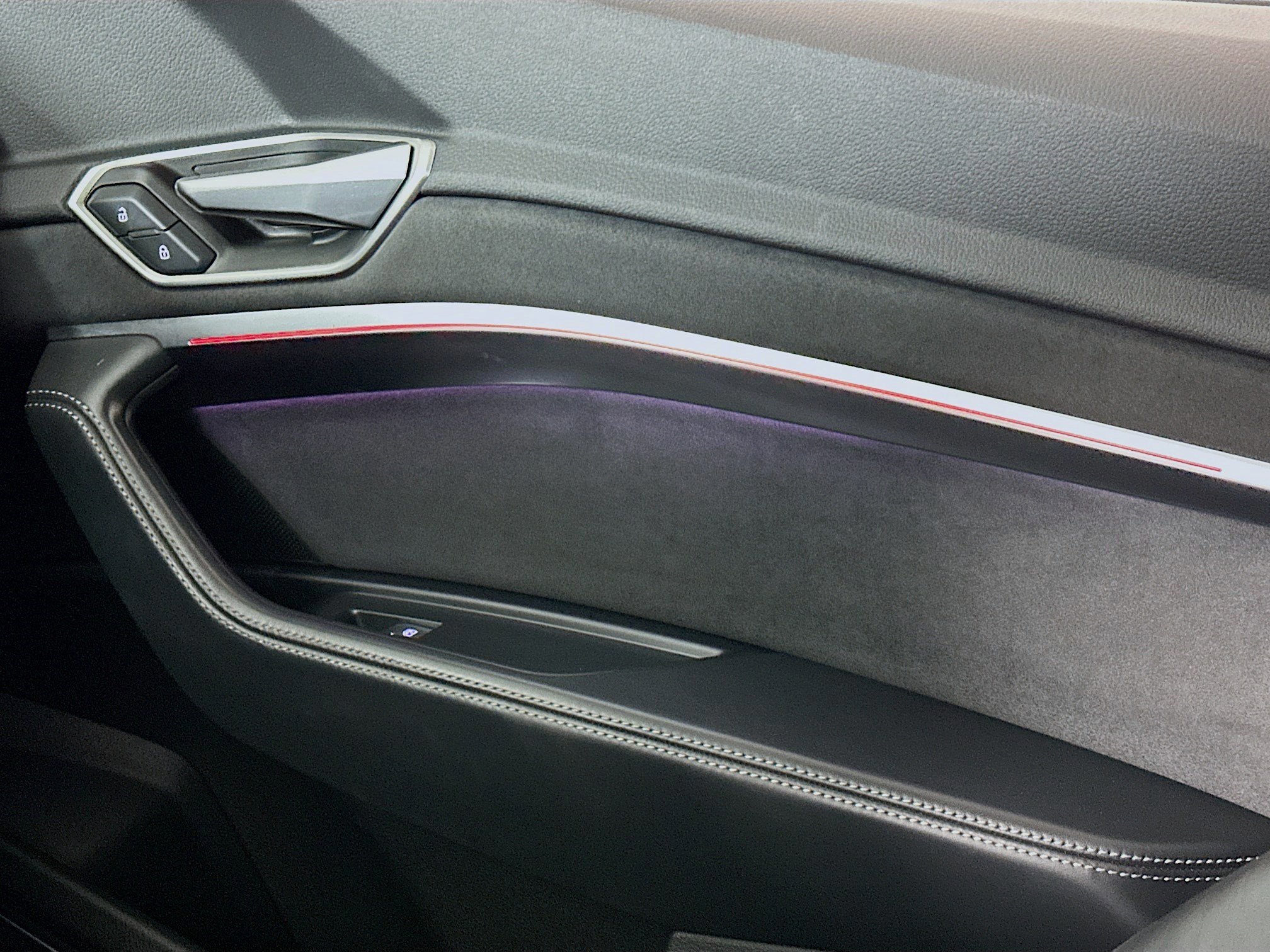 Used 2024 Audi SQ8 e-tron Premium Plus w/ Black Optic Package image 17