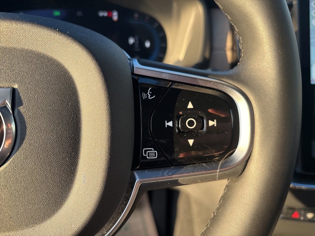 Certified 2025 Volvo XC90 B6 Plus image 26