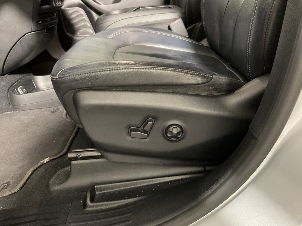 Used 2022 Chrysler Pacifica Touring-L w/ Uconnect Theater Family Group image 24