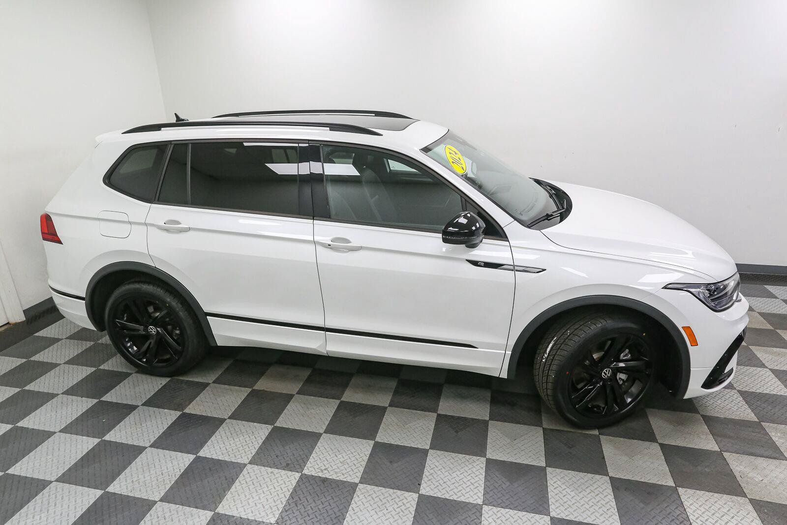 Certified 2024 Volkswagen Tiguan SE R-Line AWD/4WD image 6